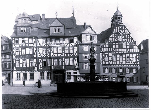 Ein Beispiel für ein alteingesessenes Geldinstitut: im obigen Bild ist das Haus der „Vereinsbank für Butzbach und Umgegend e.G.m.b.H.“ zu sehen, die am Marktplatz für 45 Jahre ihren Sitz hatte, und zwar dort, wo heute die Fenster und die Tür des NKD-Geschäftes zu sehen ist. Dort konnte man von 1926 bis 1971 seine Geldgeschäfte erledigen.